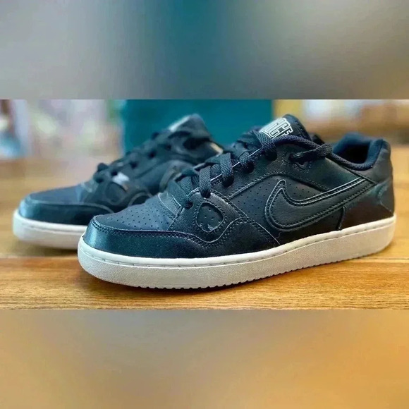 Nike Son of Force 2016 | Black & White | Women’s 8 - Picture 1 of 6